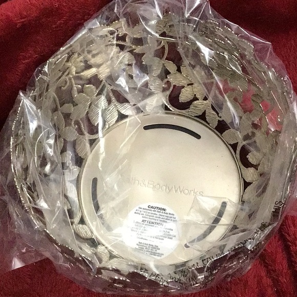 Bath and body works gold leaf patterned 3 wick holder - Picture 2 of 2